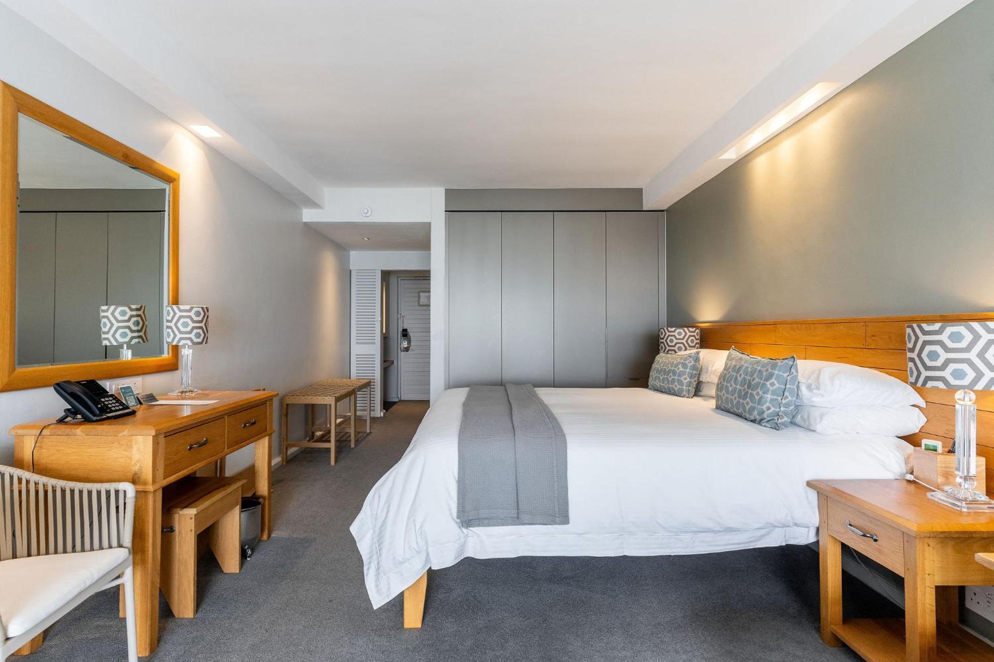The Bay Hotel Кейптаун Номер фото A bedroom at the Protea Hotel, Waterfront, Cape Town